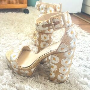 Daisy wefted sandals ☀️